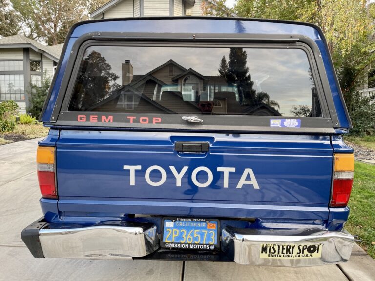 1985 Toyota Pickup w/ Snug Top